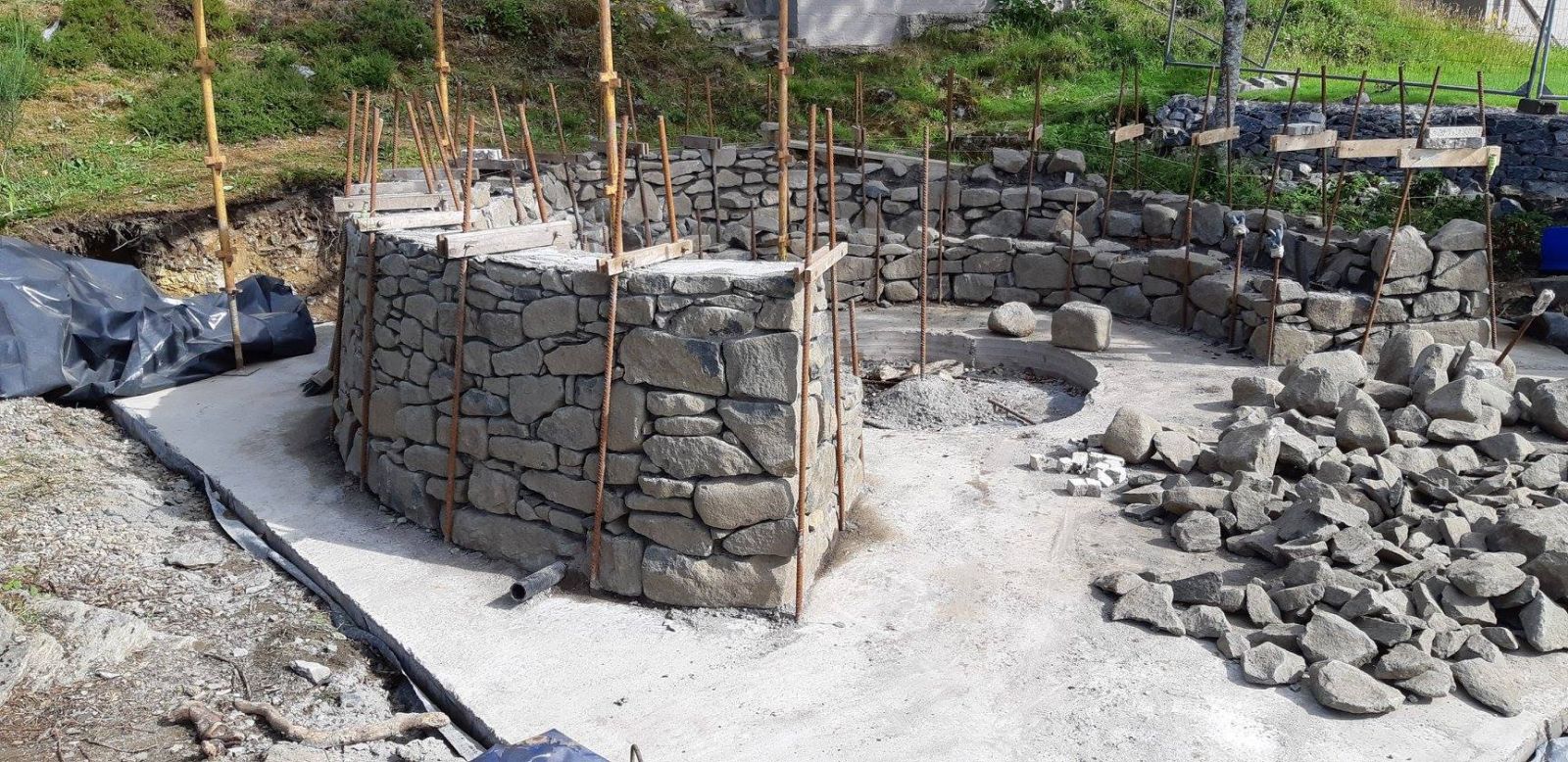 Circular Garden stone wall build